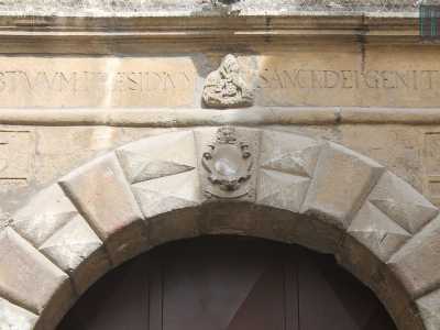 Un altro esempio di bassorilievo che raffigura una Madonna con il bambino. E' posto sull'architrave del portone dell'antico palazzo nobiliare della piazzetta dei 62 marinai